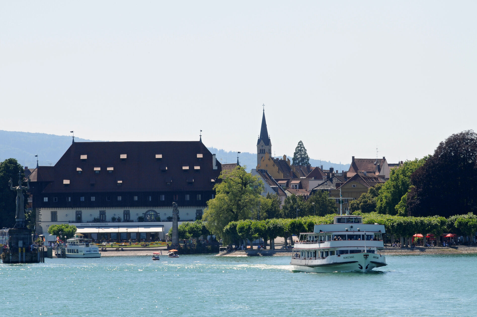 Konstanz-Hafen-Schiffe_Sommer_Copyright_SWK-bodenseebilder