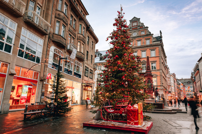 Konstanz-Altstadt-Marktstaette-Weihnachtsbeleuchtung-Baum-Schlitten-03_Copyright_MTK-Leo-Leister
