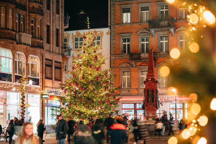 Konstanz-Winter-Weihnachtsbeleuchtung-Tannenbaum-Marktstaette-Abendstimmung-Innenstadt-06_Winter_Copyright_MTK-Leo-Leister