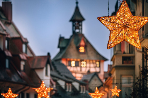 Konstanz-Winter-Weihnachtsbeleuchtung-Schnetztor-Abendstimmung-Innenstadt-01_Winter_Copyright_MTK-Leo-Leister