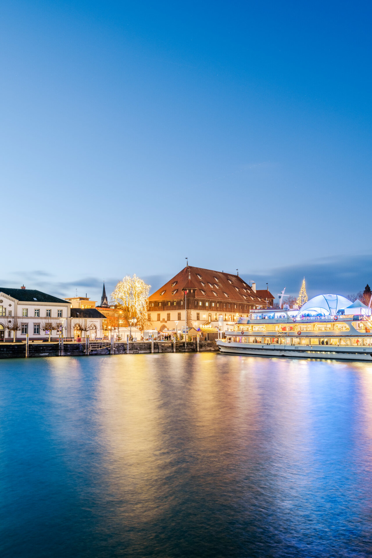 Konstanz-Hafen-Konzil-Weihnachtsmarkt-Schiff-MS-Muenchen-Icebar-Abend-02_Copyright_MTK-Dagmar-Schwelle