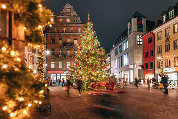 Konstanz-Winter-Weihnachtsbeleuchtung-Tannenbaum-Marktstaette-Abendstimmung-Innenstadt-07_Winter_Copyright_MTK-Leo-Leister