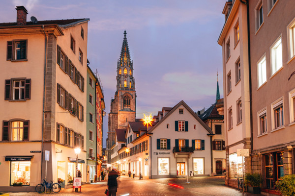 Konstanz-Altstadt-Muenster-Weihnachtsbeleuchtung-Abend-03_Copyright_MTK-Leo-Leister